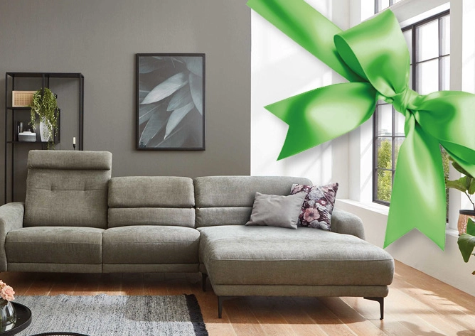 Graues Sofa vor einer grauen Wand