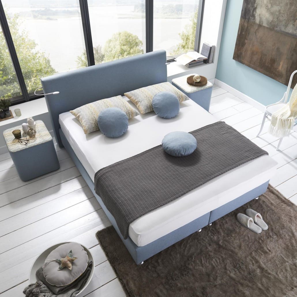 Boxspringbett in einem grau-blau