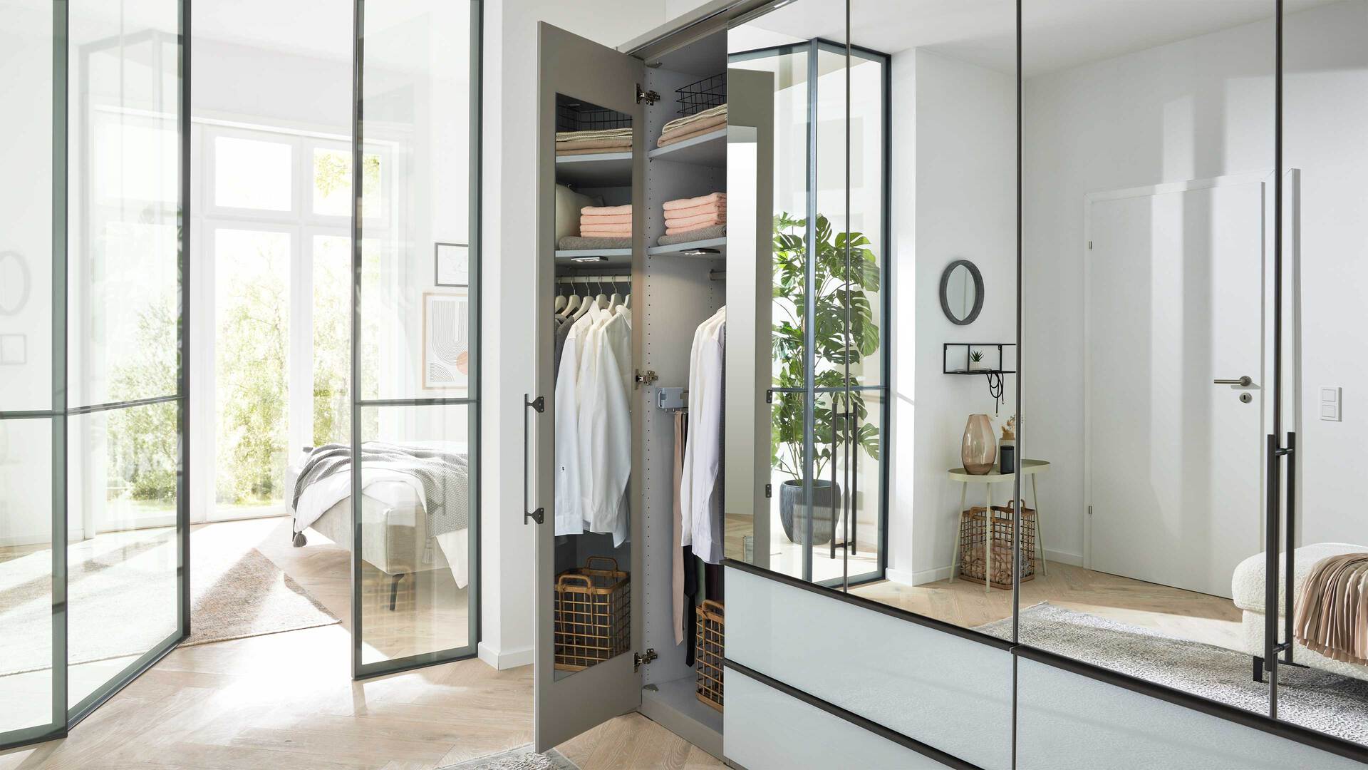 Interliving Kleiderschrank Serie 1205 – Falttürenschrank