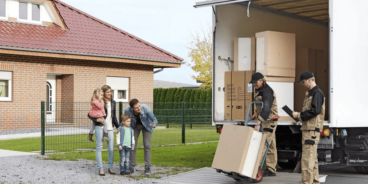 Umzugswagen mit Familie, die dabei zusieht