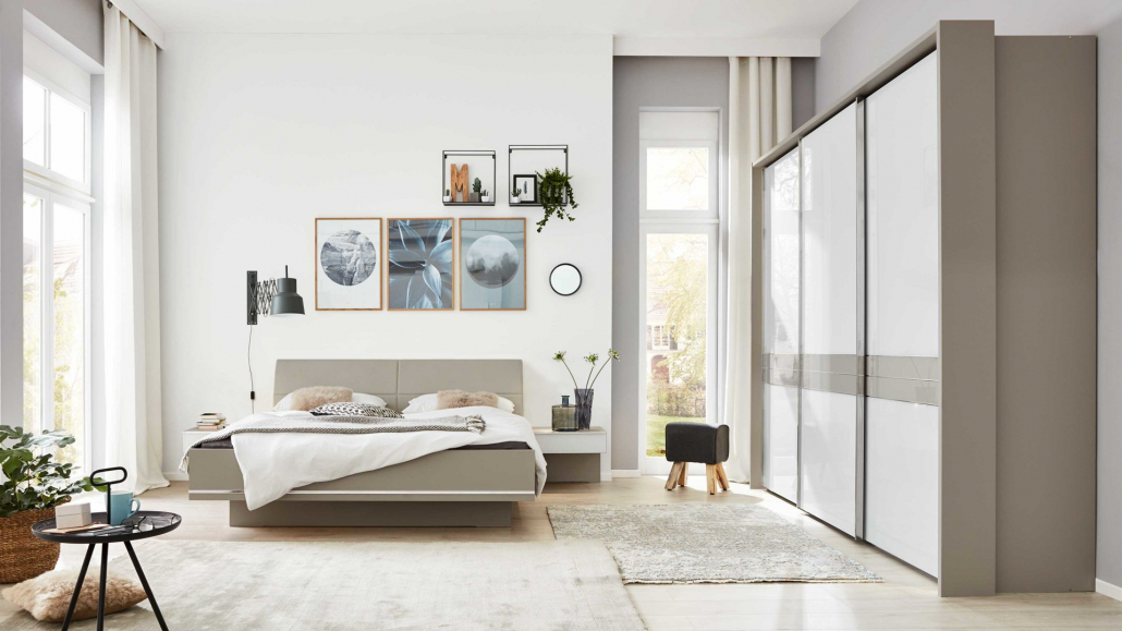 Schlafzimmer in neutralen Tönen mit Schrank