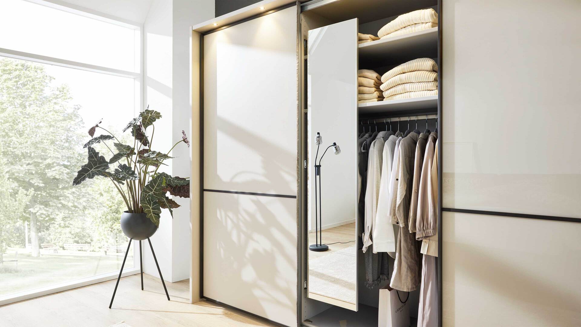Interliving Kleiderschrank Serie 1205 – Schwebetürenschrank