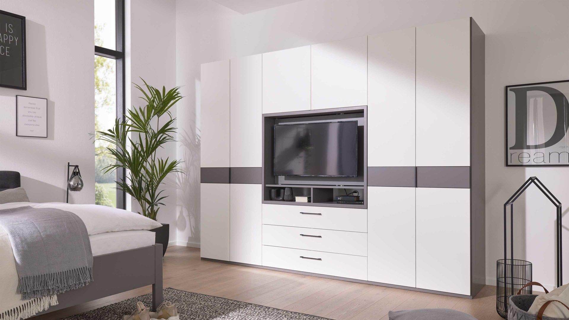Interliving Kleiderschrank Serie 1207 – Kleiderschrank mit TV-Nische