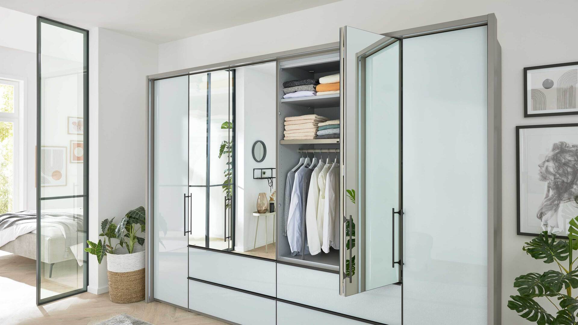 Interliving Kleiderschrank Serie 1205 – Falttürenschrank