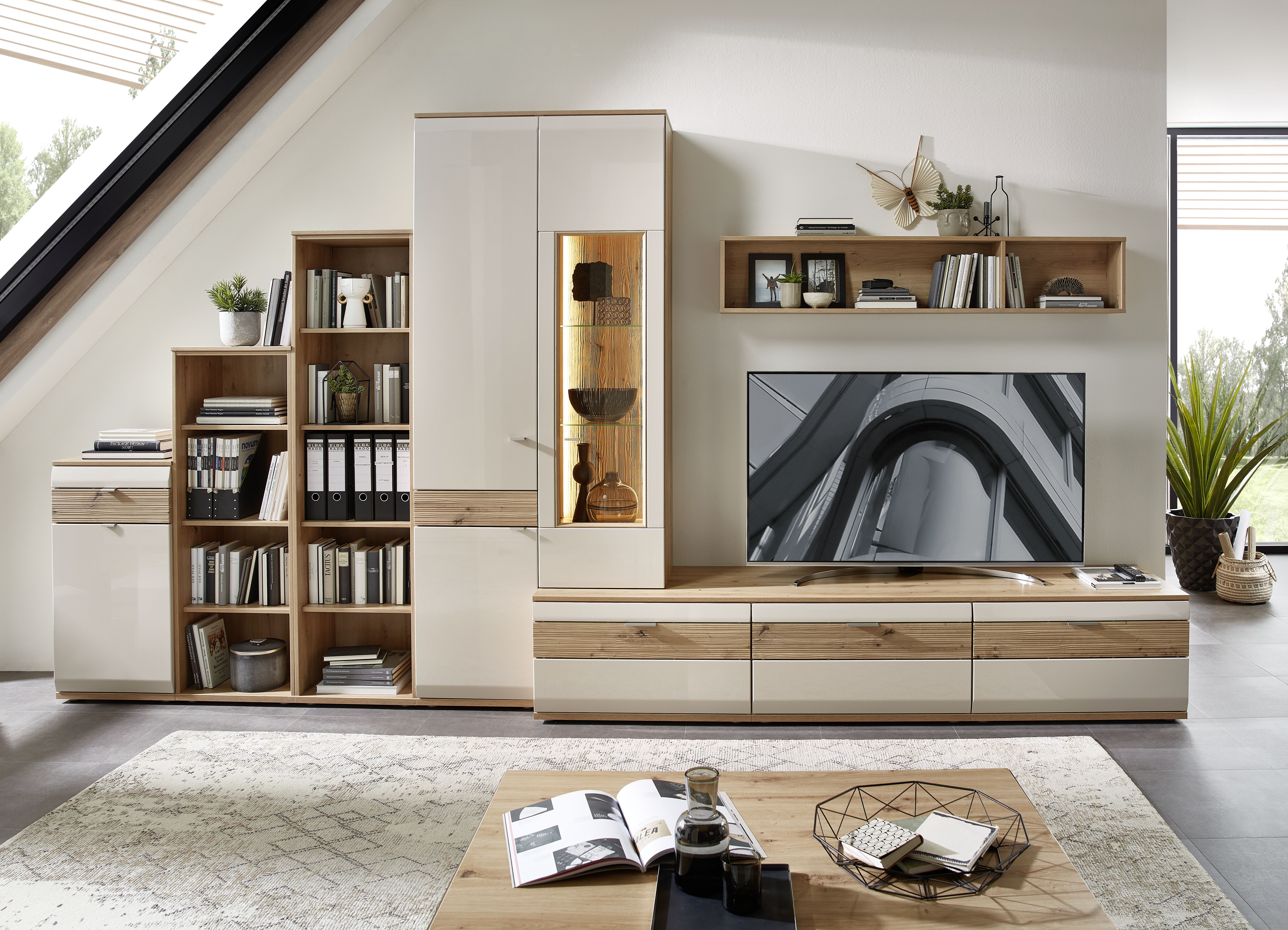 Moderne Wohnwand mit Beleuchtung