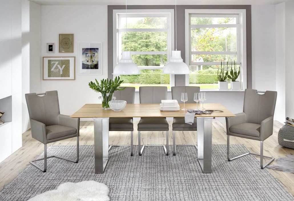 Helles Esszimmer mit grauen Esszimmerstühlen und einem hellen Holztisch