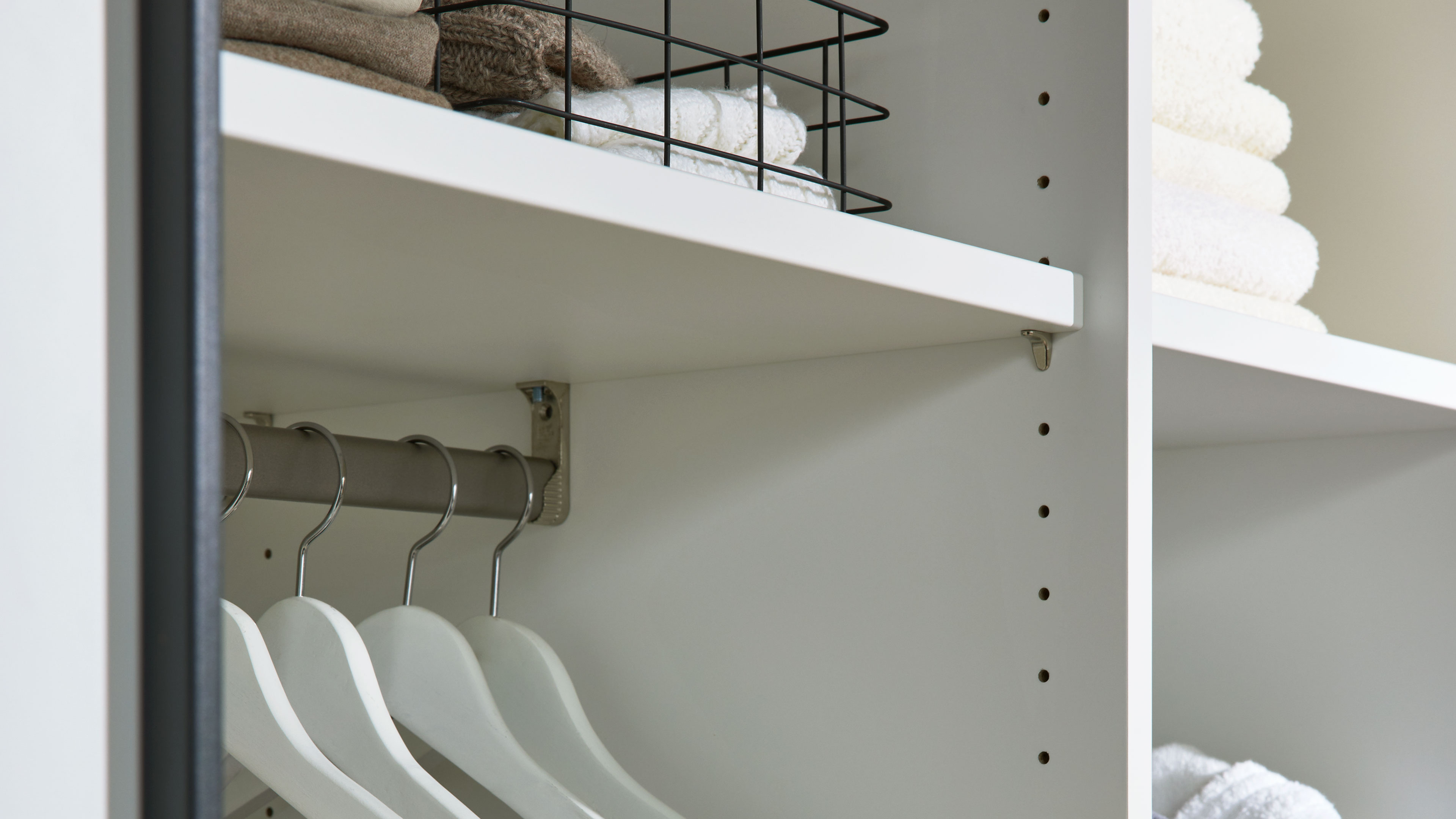 Interliving Kleiderschrank Serie 1207 – Schwebetür