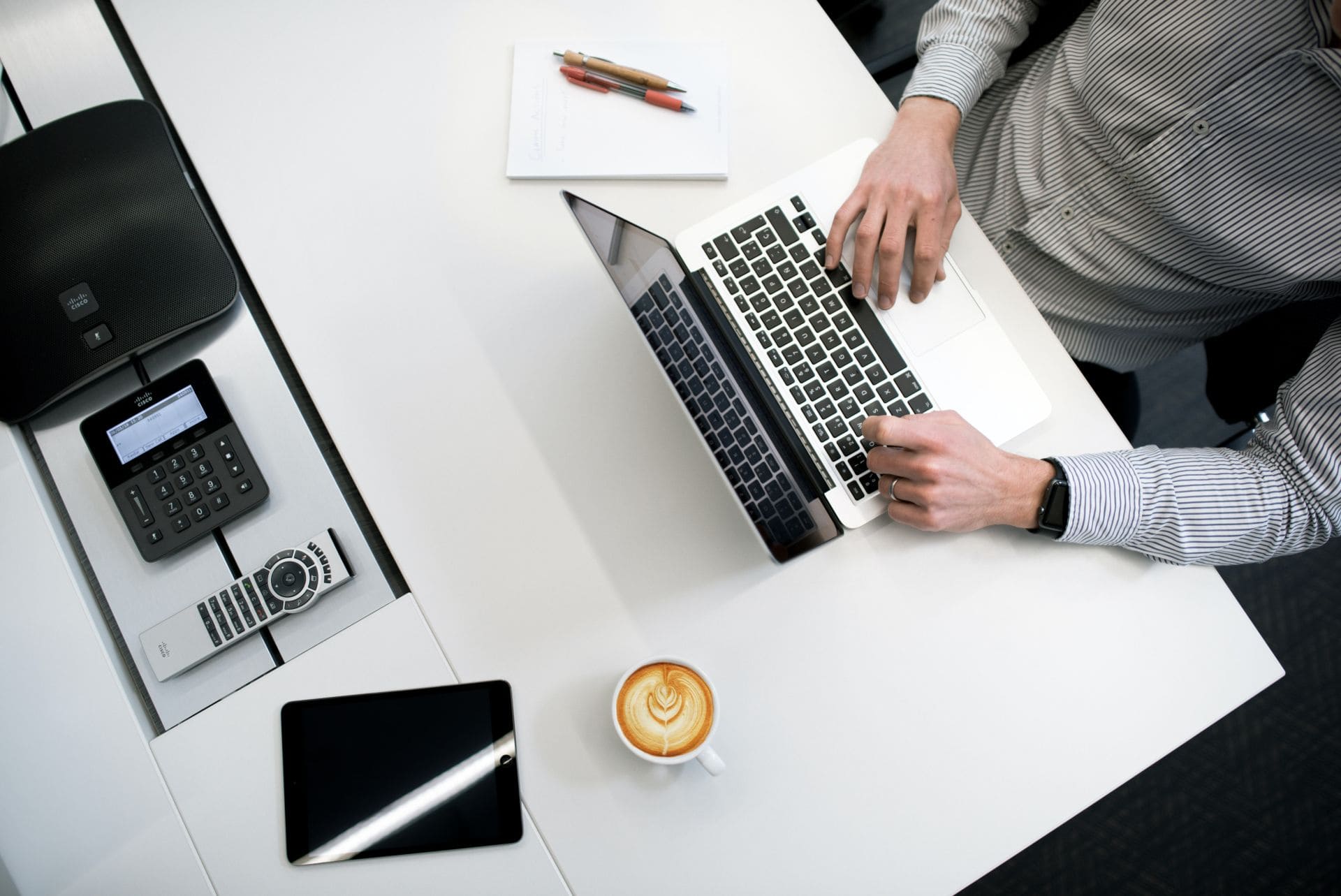 Schreibtisch, mit Laptop und Kaffeetasse