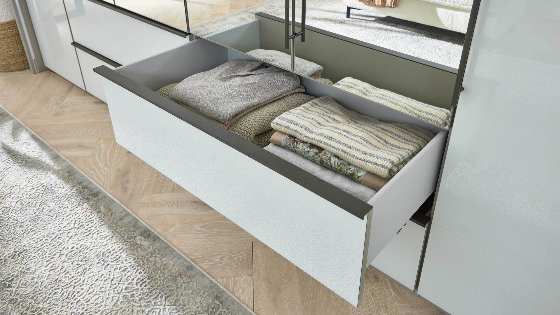 Interliving Kleiderschrank Serie 1205 – Falttürenschrank