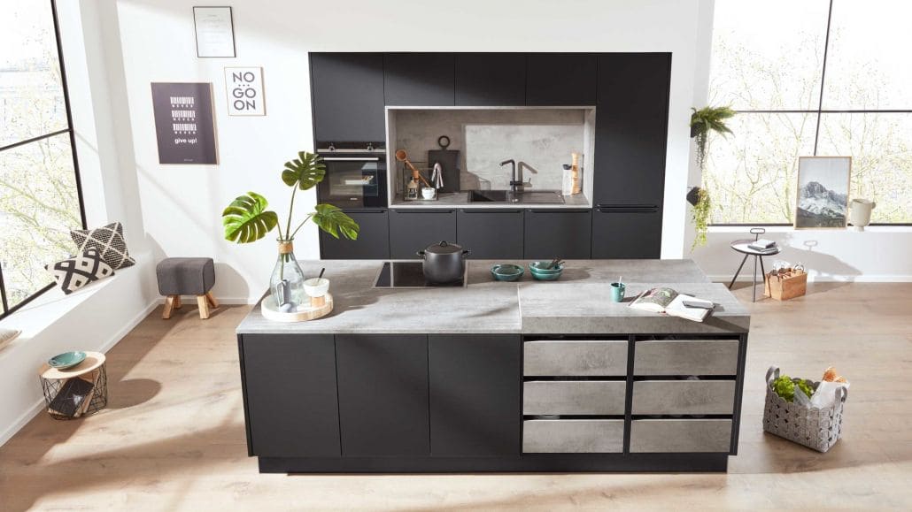 Moderne, schwarze Küche mit grauen Details