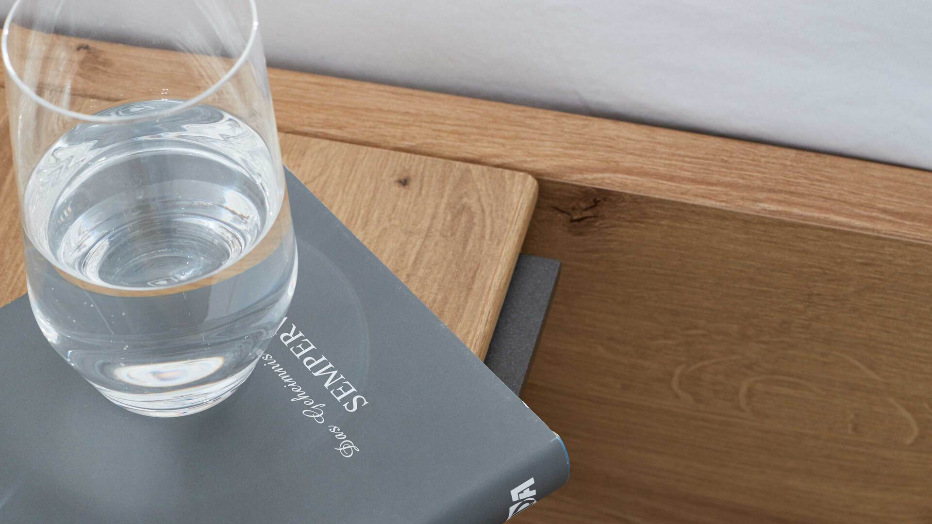 Interliving Kleiderschrank Serie 1205 – Nachtkonsolen-Set