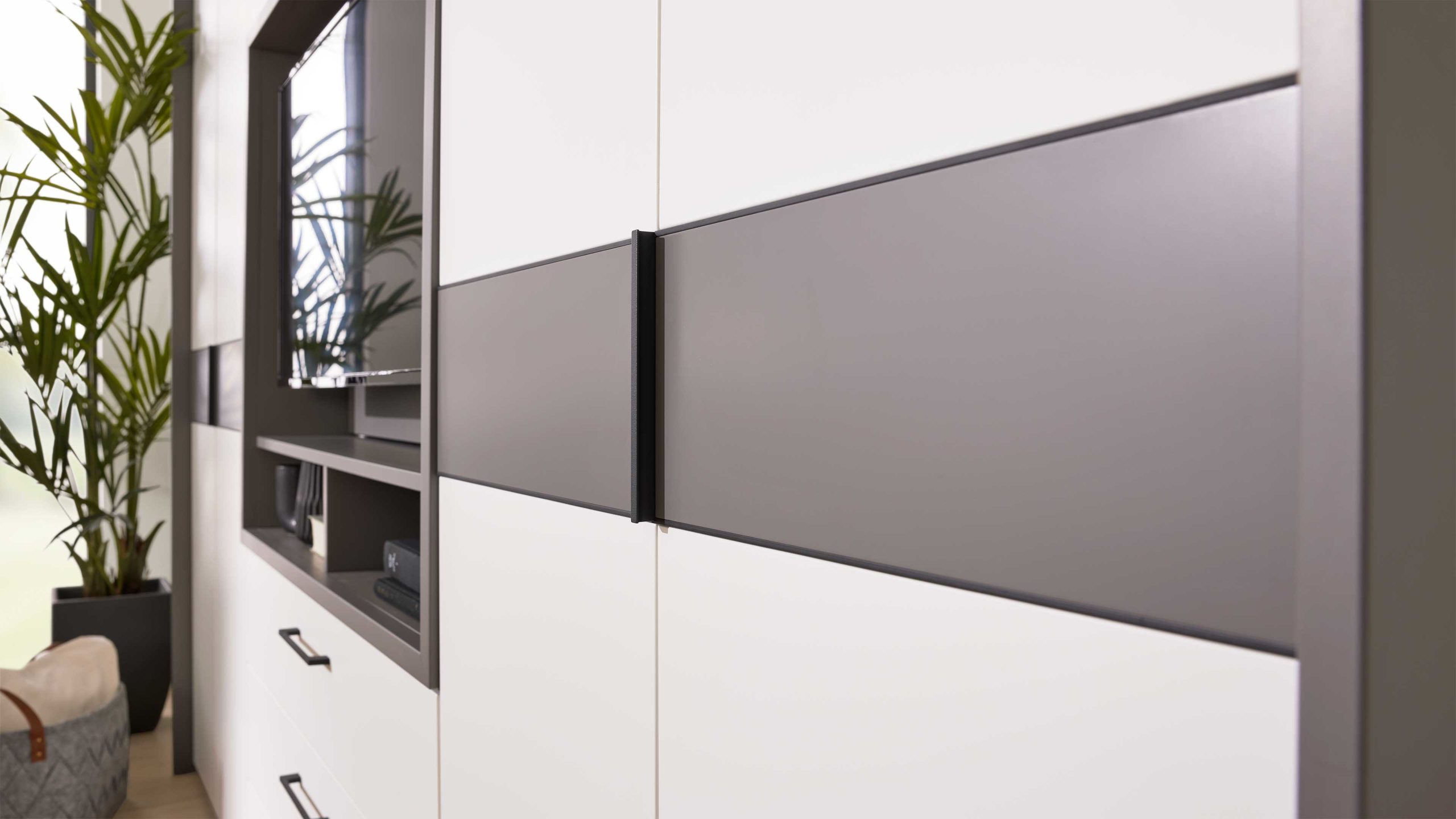 Interliving Kleiderschrank Serie 1207 – Kleiderschrank mit TV-Nische