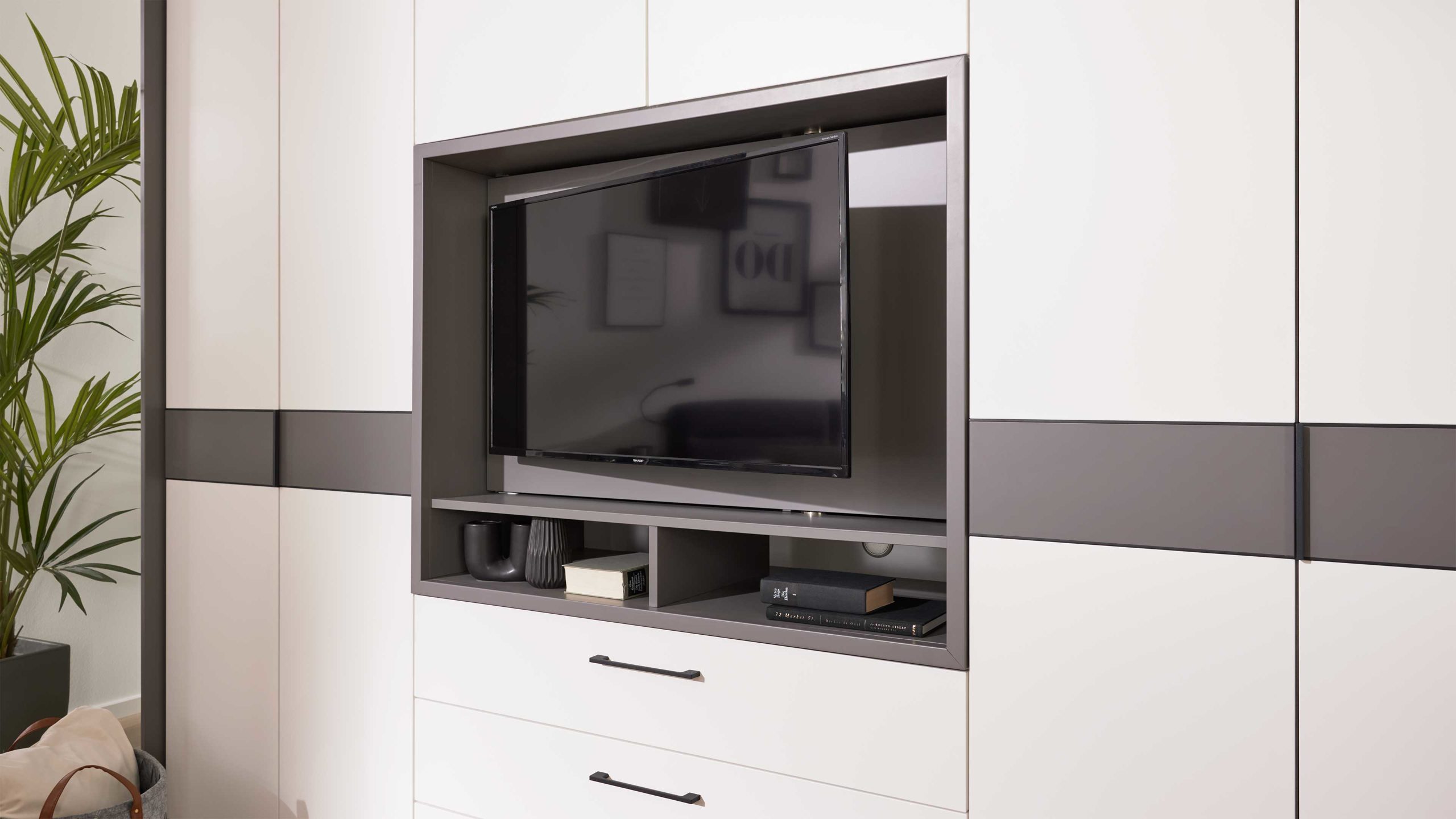 Interliving Kleiderschrank Serie 1207 – Kleiderschrank mit TV-Nische