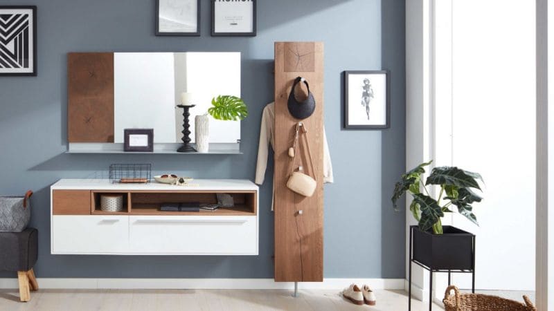 Garderobe in weiß und braun mit blauer Wandfarbe im Hintergrund
