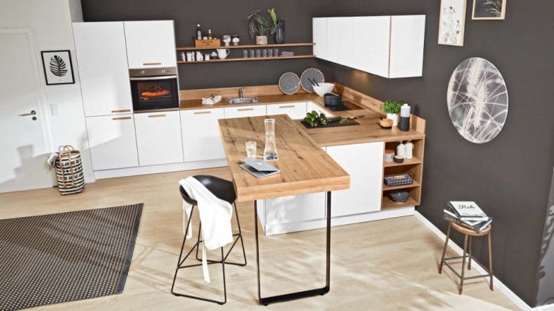 Weisse Küche mit Ablagen aus Holz