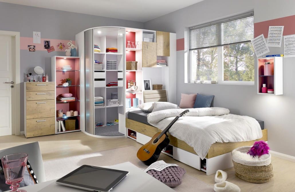 Kinderbett in einem hellen Kinderzimmer mit pinken Details