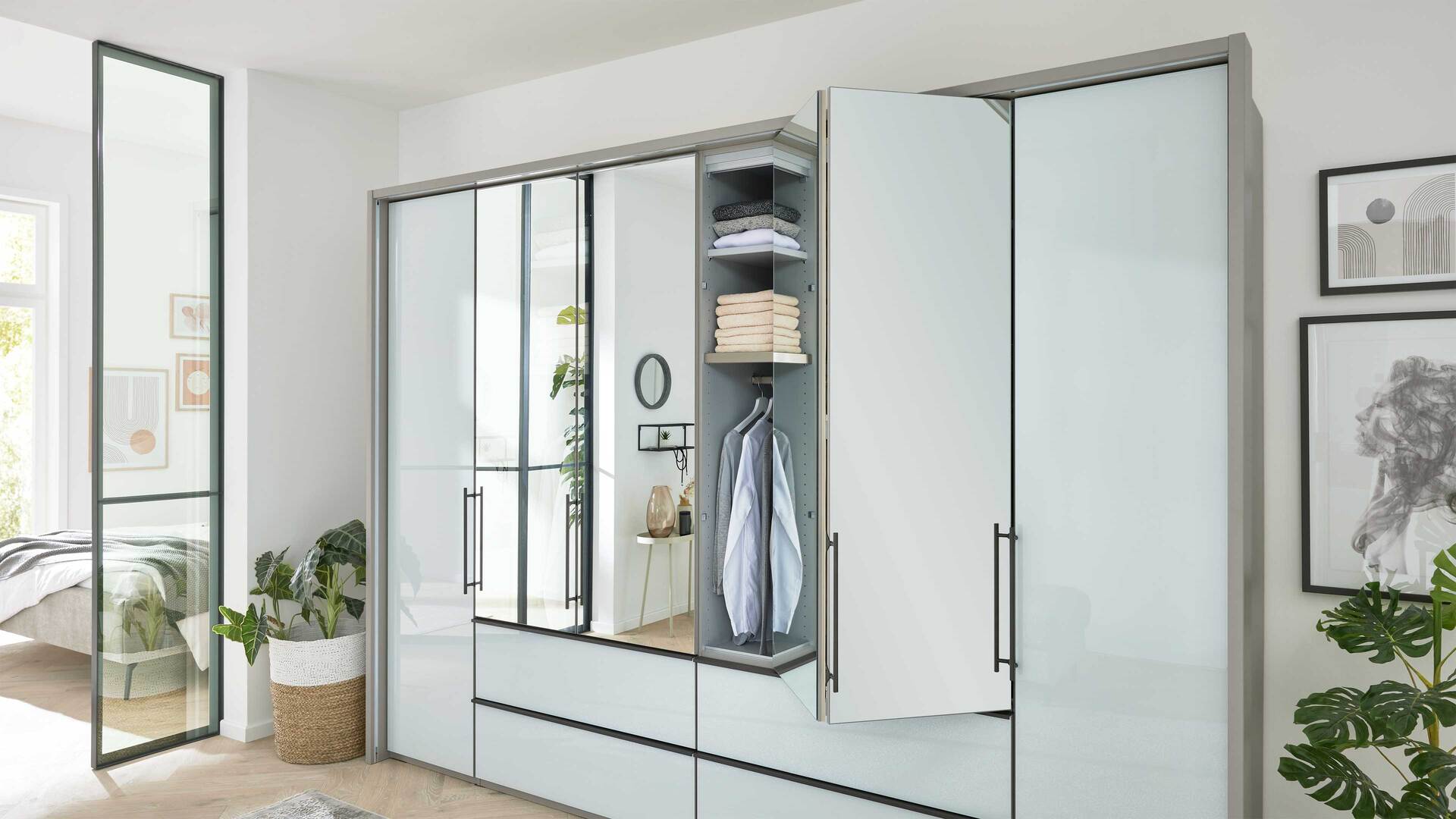 Interliving Kleiderschrank Serie 1205 – Falttürenschrank
