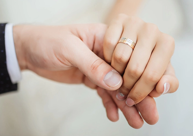 Zwei Hände, Symbolbild für Hochzeit 