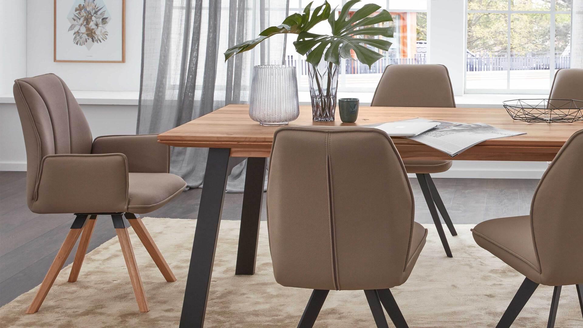 Interliving Esszimmer Serie 5102 – Armlehn-Polsterstuhl mit Drehfunktion