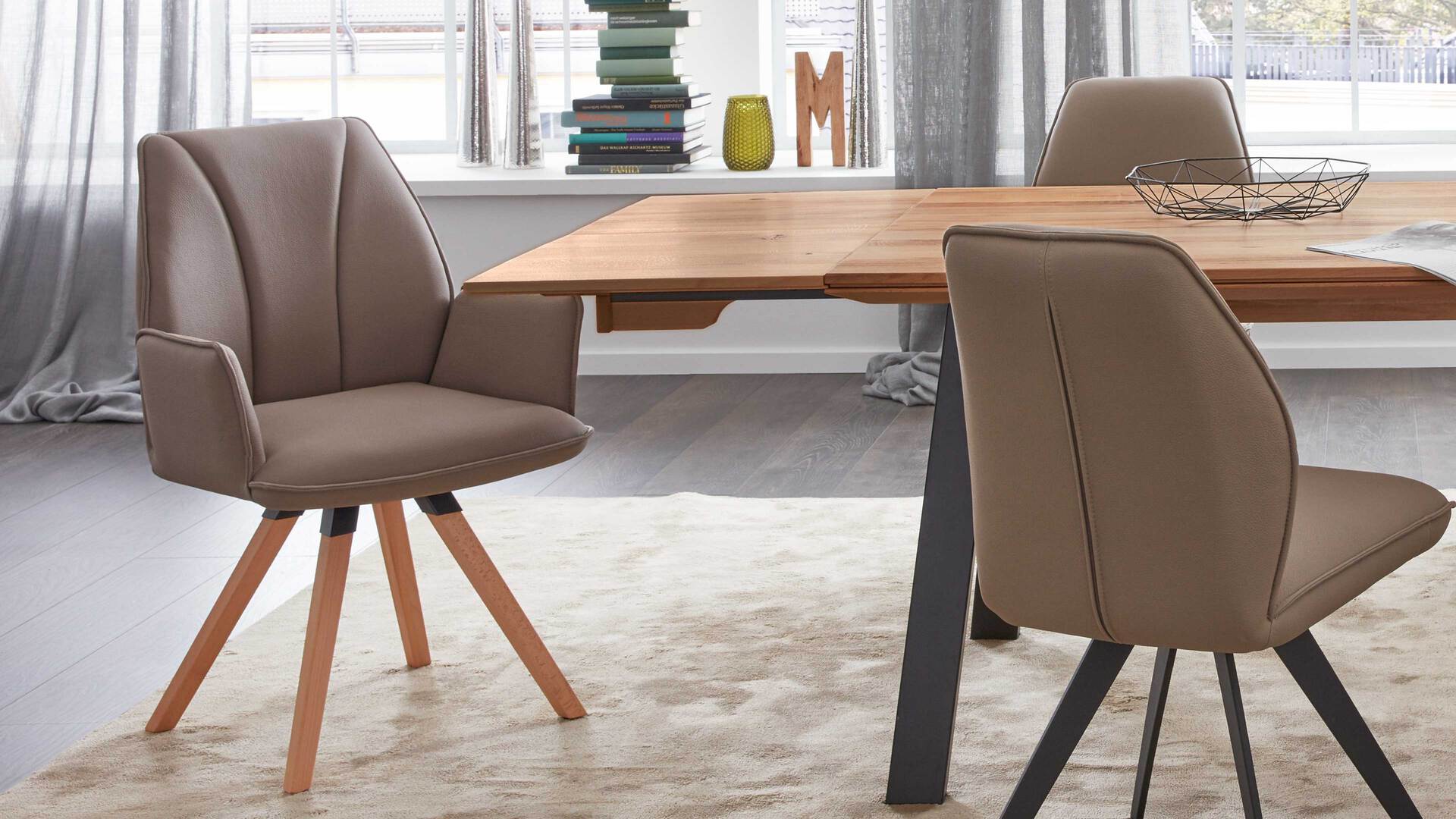 Interliving Esszimmer Serie 5102 – Armlehn-Polsterstuhl mit Drehfunktion