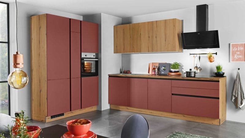 Rote Küche mit Holzdetails und Holzablagen