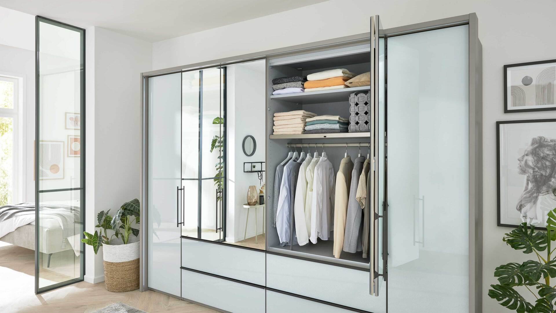 Interliving Kleiderschrank Serie 1205 – Falttürenschrank