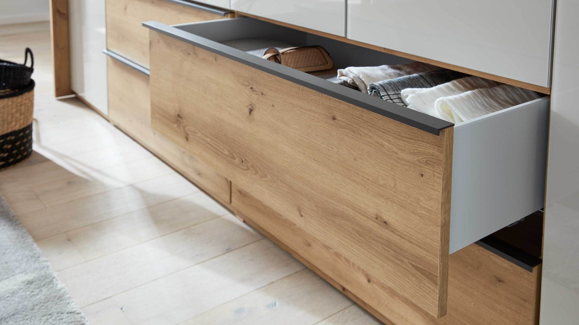 Interliving Kleiderschrank Serie 1205 – Kleiderschrank