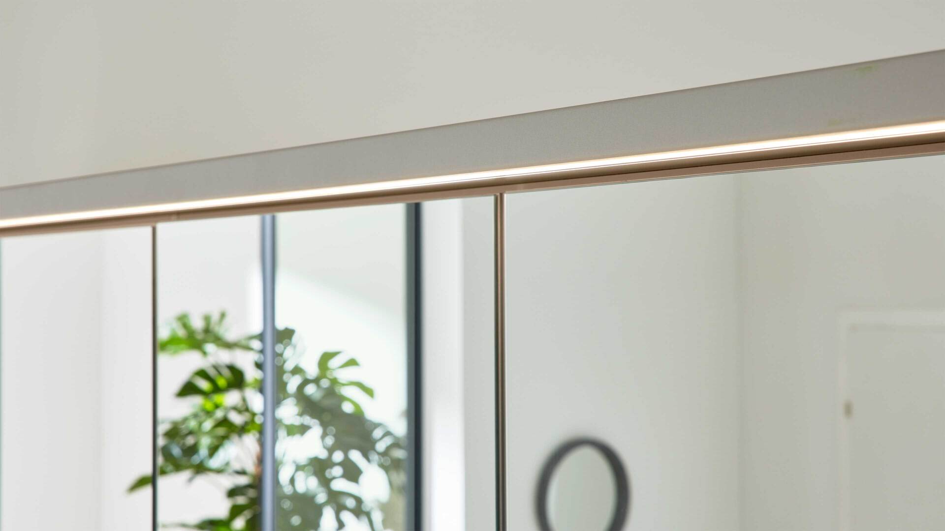 Interliving Kleiderschrank Serie 1205 – Falttürenschrank