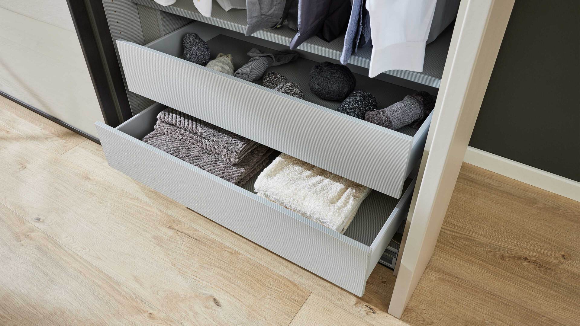 Interliving Kleiderschrank Serie 1205 – Schwebetürenschrank