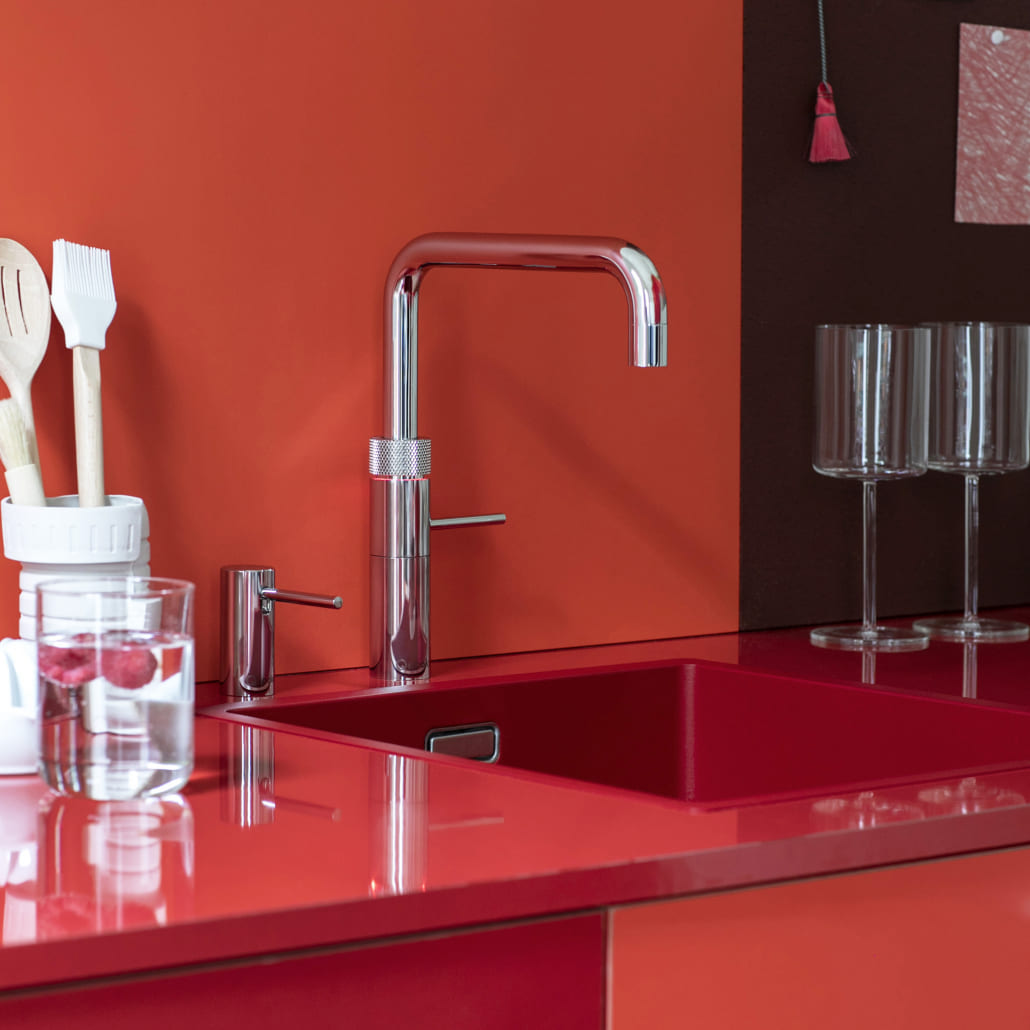 Silberner Quooker vor einer roten Wand