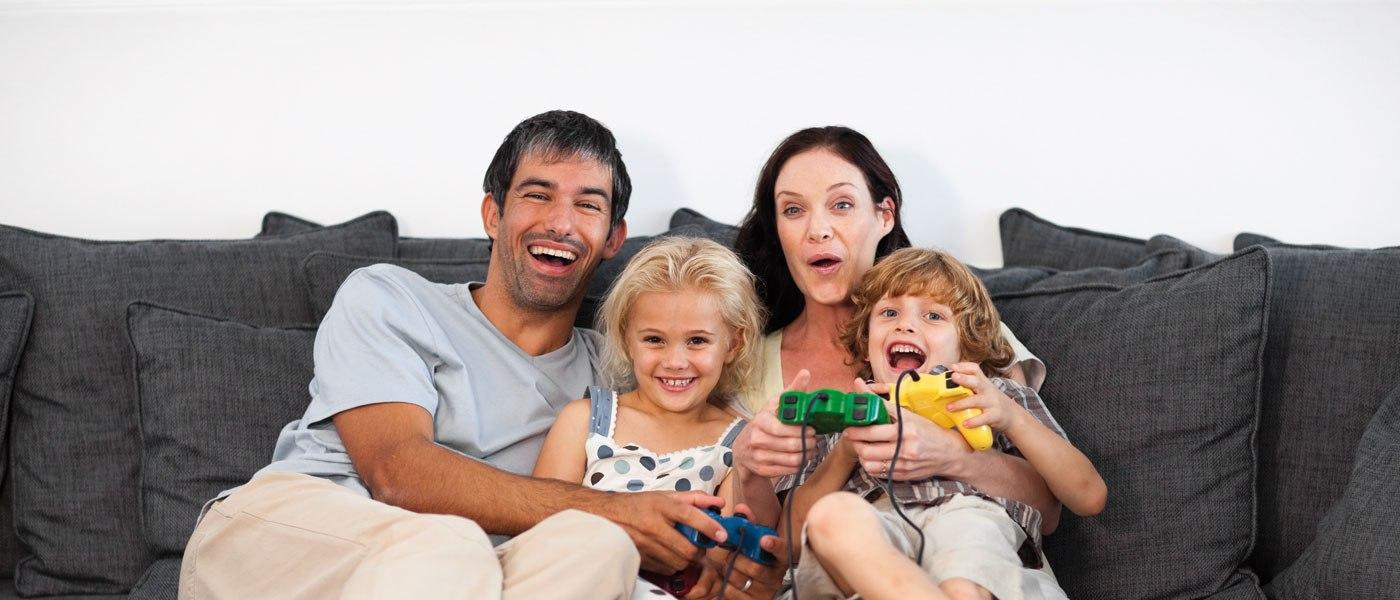 Glückliche Familie mit zwei Kindern