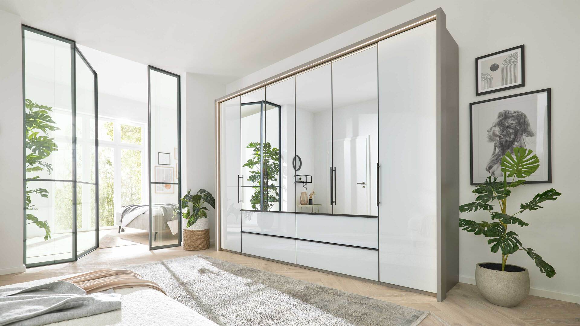 Interliving Kleiderschrank Serie 1205 – Falttürenschrank