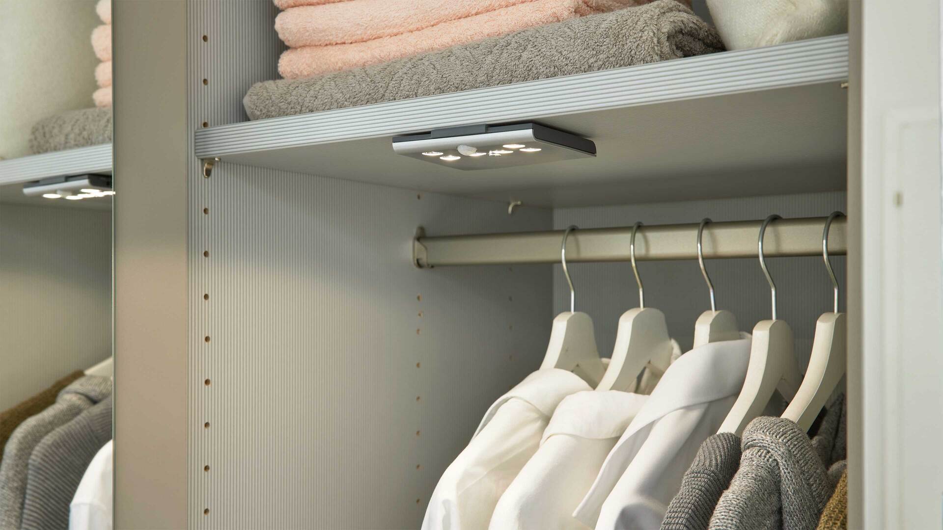 Interliving Kleiderschrank Serie 1205 – Falttürenschrank