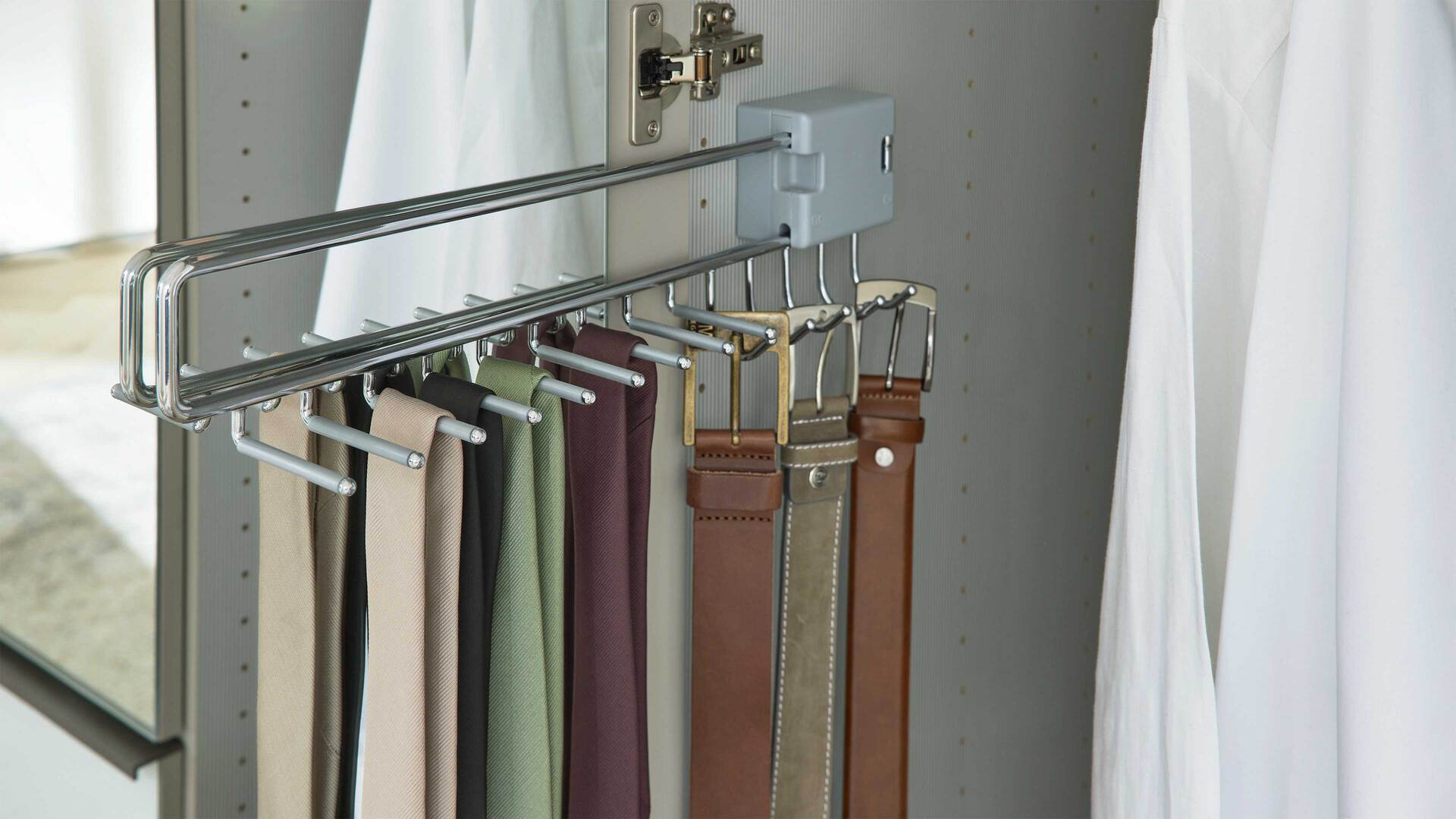 Interliving Kleiderschrank Serie 1205 – Falttürenschrank