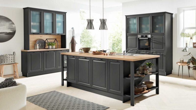 Schwarze Küche mit Kücheninsel und Ablagen aus Holz
