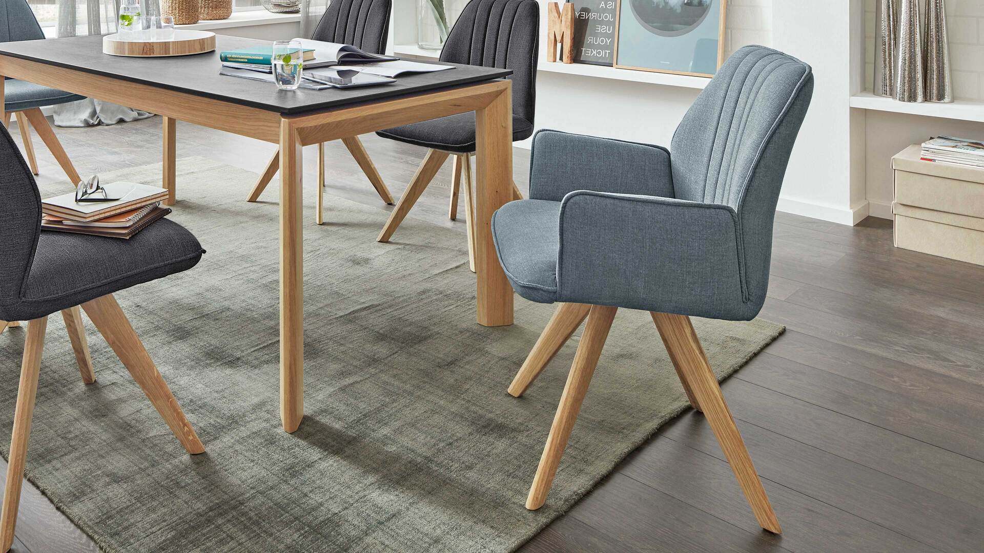 Interliving Esszimmer Serie 5102 – Armlehn-Polsterstuhl mit Drehfunktion