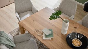 Auszugstisch von Interliving, Perspektive von oben, mit grauen Stühlen drumherum