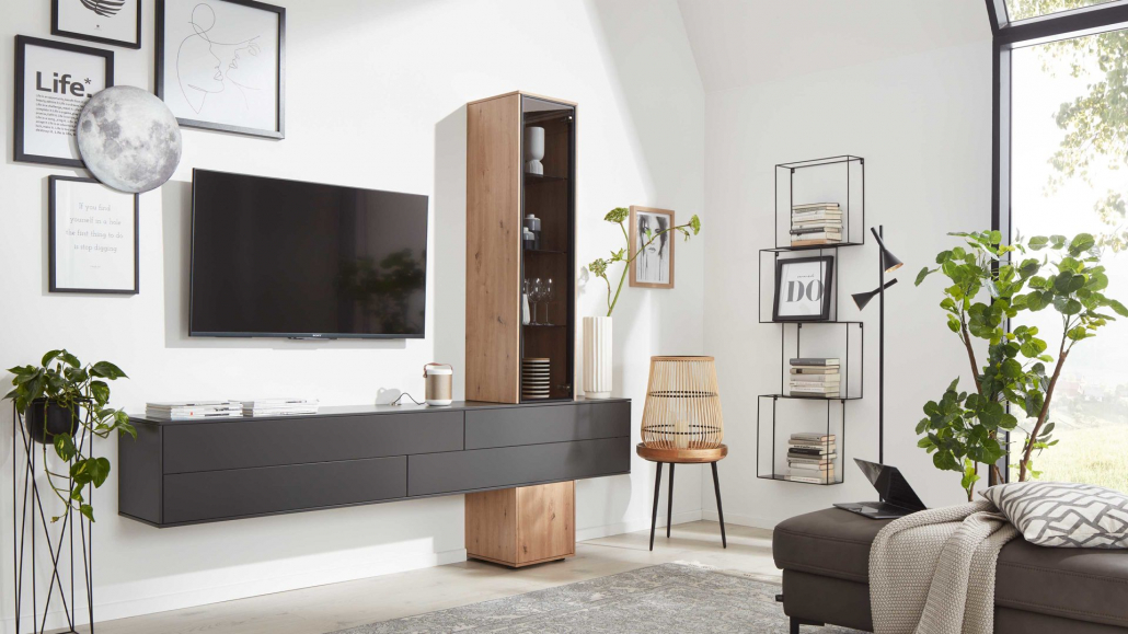 Wohnzimmer mit schwarzen Lowboard
