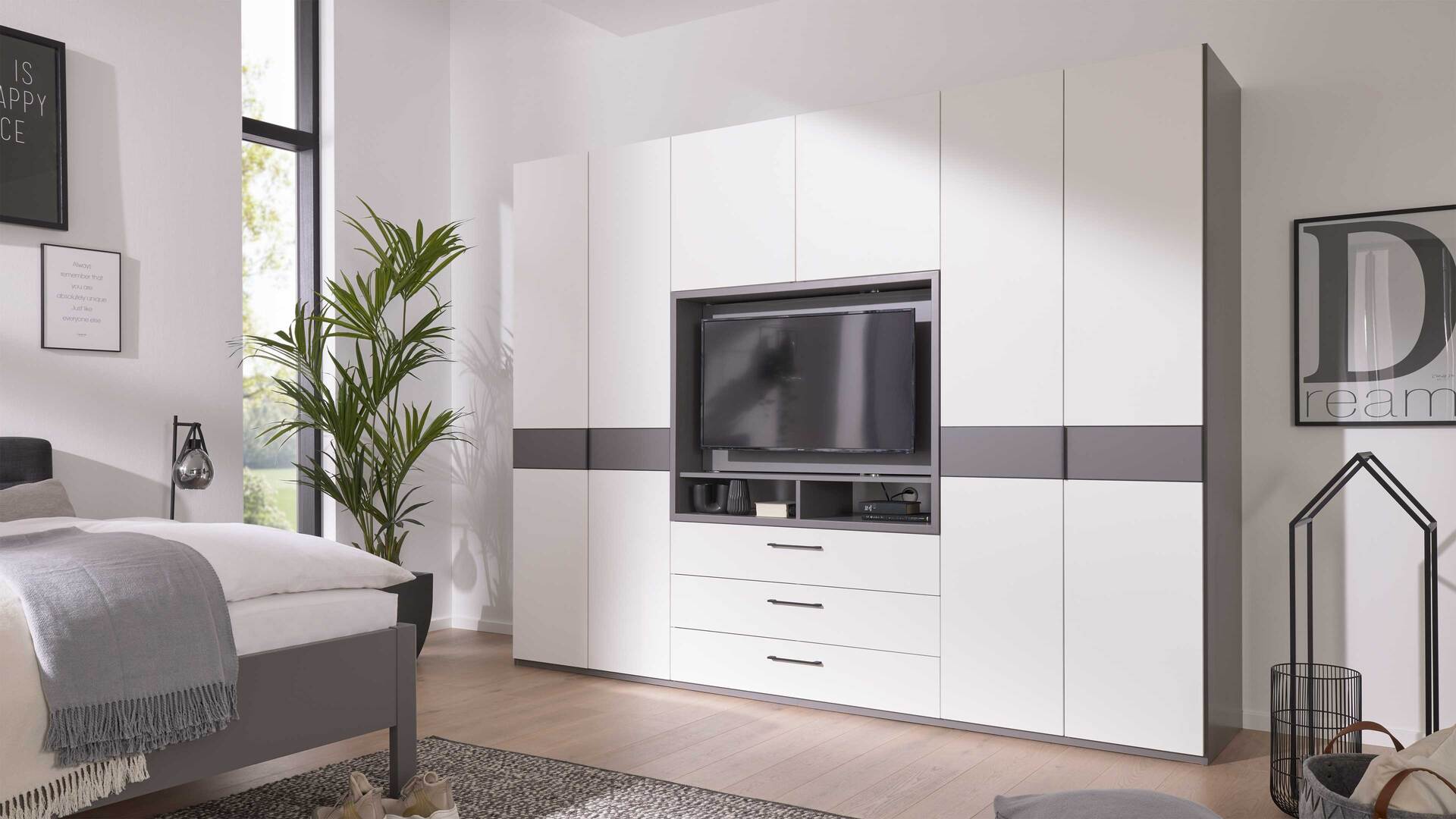 Interliving Kleiderschrank Serie 1207 – Kleiderschrank mit TV-Nische