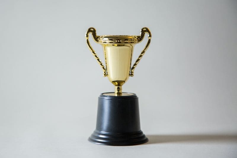 Goldener Pokal, mit schwarzem Fuß