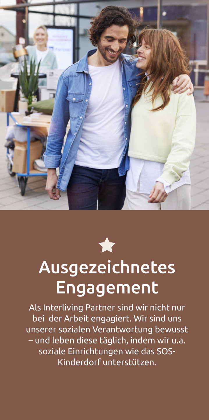 Ausgezeichnetes Engagement; Junges Paar geht Arm in Arm