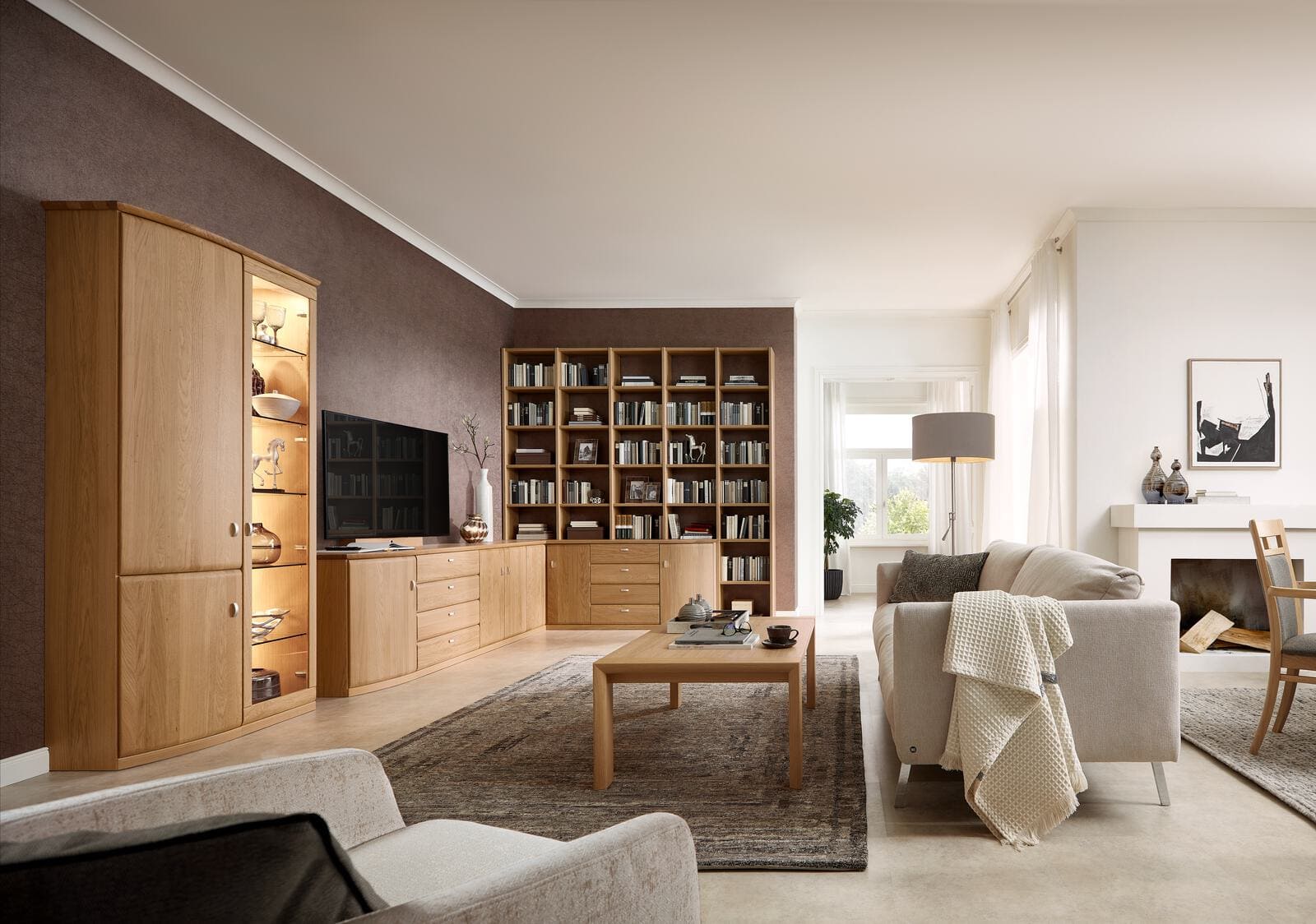Wohnzimmer mit Holzmöbeln in einem warmen Ton