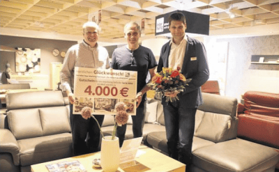 Auszeichnung, die 3 Männer in der Hand halten