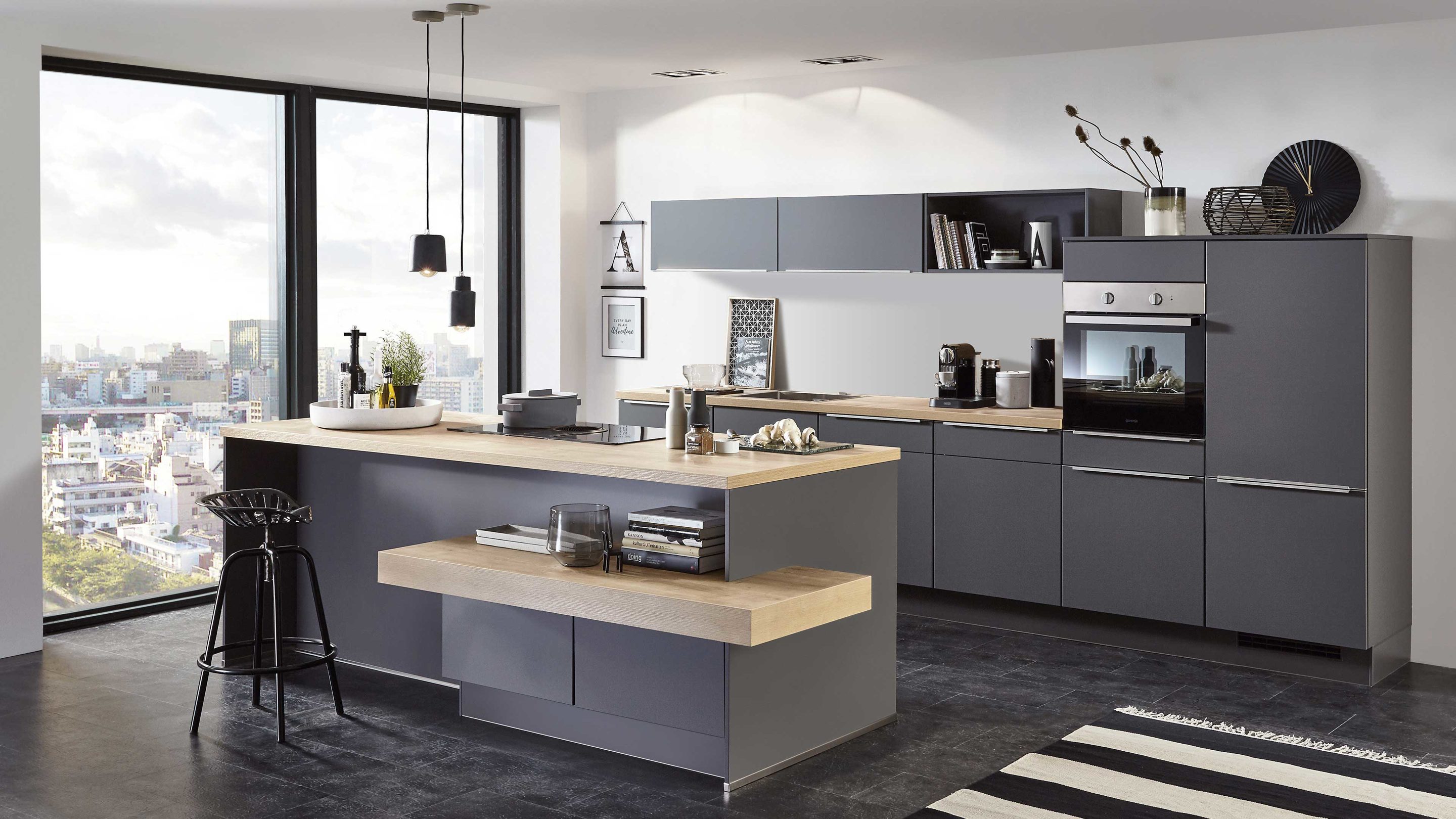 Einbauküche in Grau, modern mit Arbeitsplatten aus Holz