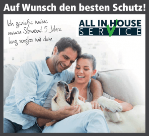 Mann und Frau mit ihrem Hund auf einem Sofa, beide lachen