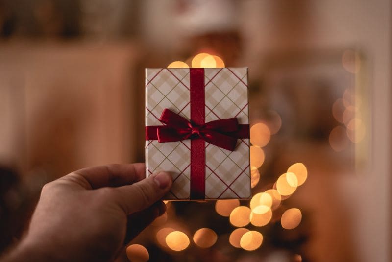 Kleines Geschenk, das in der Hand gehalten wird