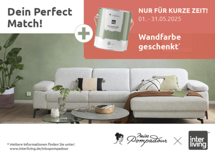 Weißes Sofa vor salbengrüner Wand, obendrüber Farbeimer mit Salbeigrüner Farbe auf lachsfarbenen Hintergrund, Aktionsbild "Wandfarbe geschenkt"