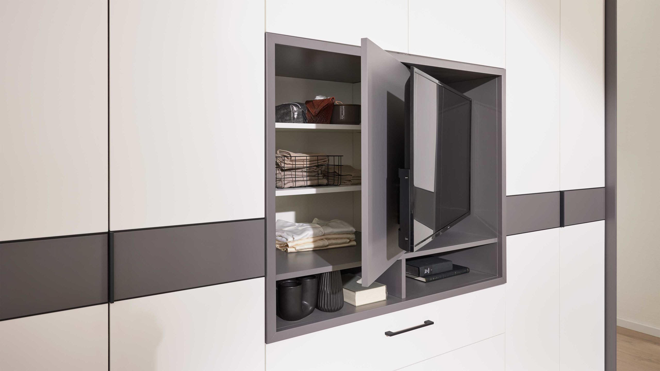Interliving Kleiderschrank Serie 1207 – Kleiderschrank mit TV-Nische