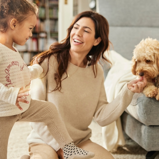 Frau mit Kind und Hund