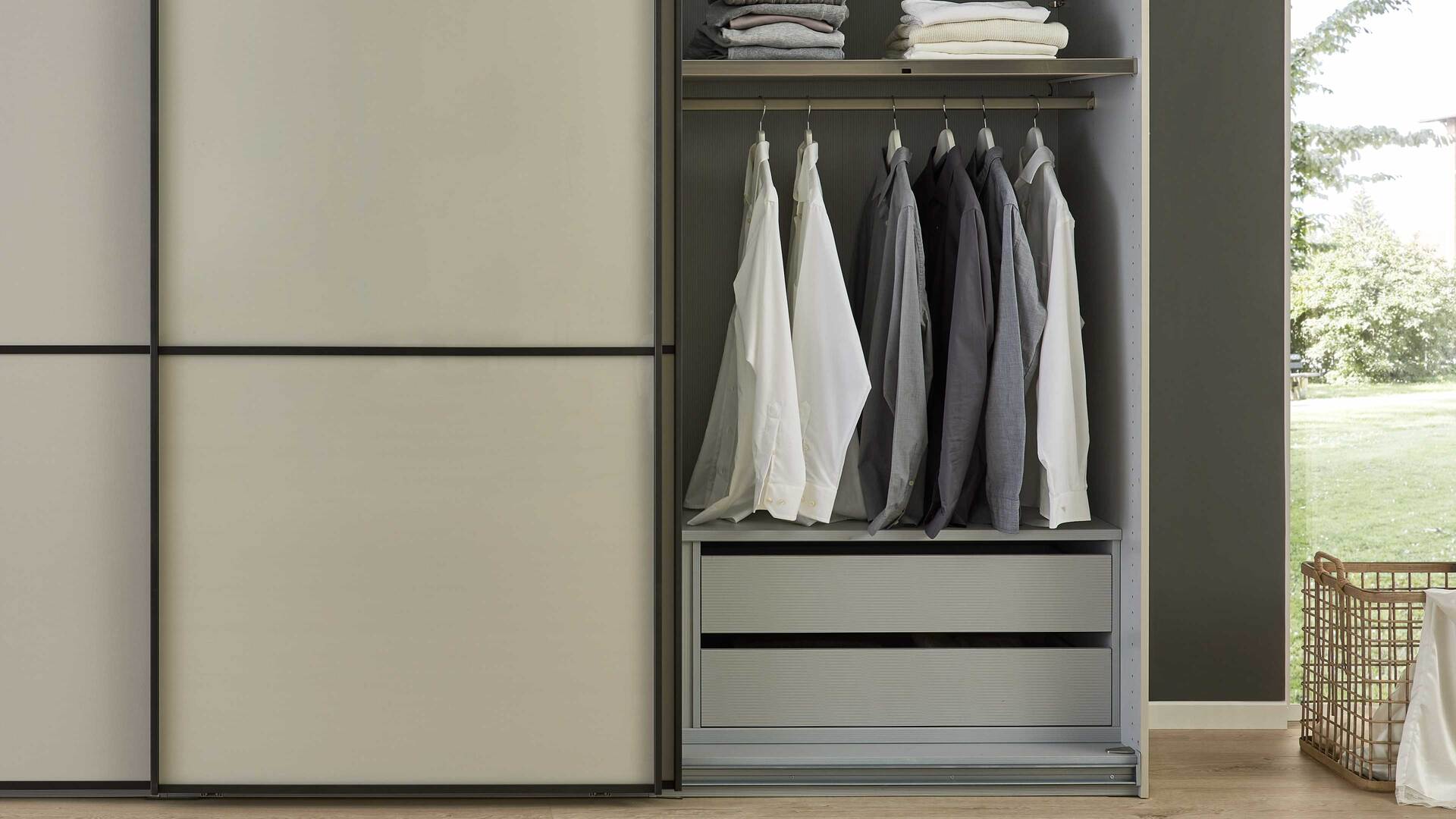 Interliving Kleiderschrank Serie 1205 – Schwebetürenschrank